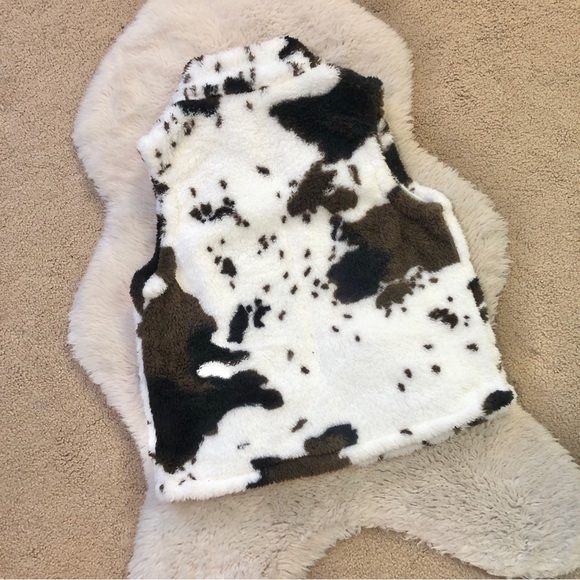 Cow Print Sherpa Vest - Picture 4 of 5